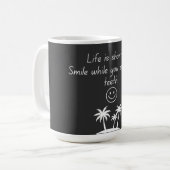 Retro Beach Vibe Smiley Face Tee - Funny Humor Kaffeetasse (Vorderseite Links)