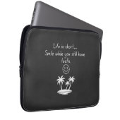 Retro Beach Vibe Smiley Face Tee - Funny Humor Laptopschutzhülle (Vorne Rechts)