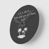 Retro Beach Vibe Smiley Face Tee - Funny Humor  Runde Wanduhr (Winkel)