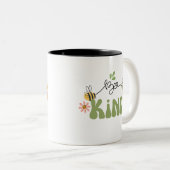 Retro "Bee Kind" Tasse, tolle Geschenke Zweifarbige Tasse (VorderseiteRechts)