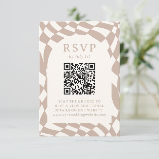 Retro Beige Checkerboard QR Code Hochzeit RSVP Karte (Stehend Vorderseite)