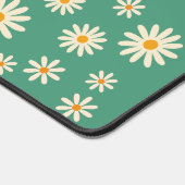 Retro Beige Daisies Bleibe Groovy Green Script Nam Schreibtischunterlage (Ecke)