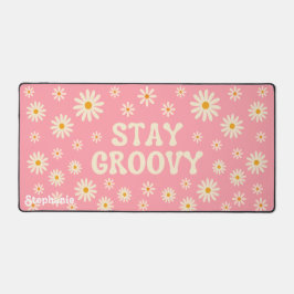 Retro Beige Daisies Bleibe Groovy Pink Script Name Schreibtischunterlage