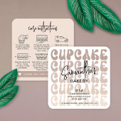 Retro Beige trendy Logo Cupcakes Betreuungsanleitu Quadratische Visitenkarte
