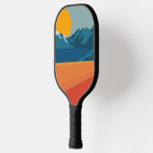 Retro Berglandschaft Illustration Rot Blau Pickleball Schläger (Links)