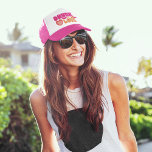 Retro Betrunken in Liebe Bridge Truckerkappe<br><div class="desc">Feiern Sie die zukünftige Braut mit diesen trendigen und einzigartigen LKWs "betrunken in Liebe". Dieser pinkfarbene und pachelorange Retro-Trucker "betrunken in Liebe" ist perfekt für ein Bachelorette Wochenende oder Party!</div>
