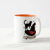 Retro Bewitched Black and Orange Halloween Zweifarbige Tasse (VorderseiteRechts)