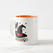 Retro Bewitched Black and Orange Halloween Zweifarbige Tasse (Vorderseite Links)