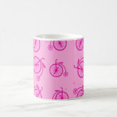 Retro Bicycle Pattern on Pink Background  Kaffeetasse (Mittel)
