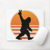 Retro Bigfoot Peace Sign Mousepad (Mit Mouse)