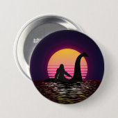 Retro Bigfoot Reiten über den Loch Ness Button (Vorne & Hinten)