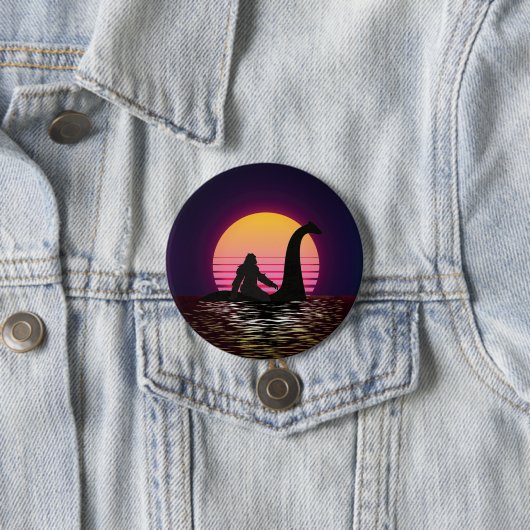 Retro Bigfoot Reiten über den Loch Ness Button (Beispiel)