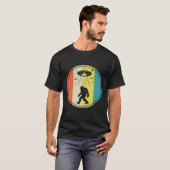 Retro Bigfoot Sasquatch Alien UFO Lover T-Shirt (Vorne ganz)