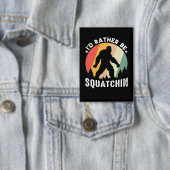 Retro Bigfoot Sasquatch Squatchin Grafik Button (Insitu)