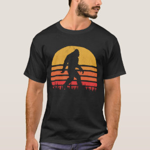 Retro Bigfoot Silhouette Sun glaubt T-Shirt