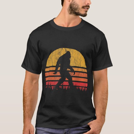 Retro Bigfoot Sunset Design T-Shirt (Vorderseite)