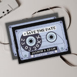 Retro Black Cassette Tape Hochzeit Save The Date<br><div class="desc">Retro Black Cassette Tape Wedding Save the Date Cards - Groovy Vintag Vibes for your Special Day. Mit unseren einzigartigen Hochzeitskarten, die in schwarz, dunkel, ästhetisch und gotisch gerettet Kassettendesign gestaltet sind, können Sie Ihre Gäste in die Vergangenheit zurückbringen. Genießen Sie das zauberhafte Wesen der 70er, 90er und 60er Jahre,...</div>