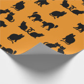Retro Black Cat Kitty auf orangefarbenem Halloween Geschenkpapier (Ecke)