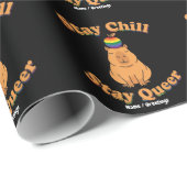 Retro Bleib Chill Bleib Queer Capybara Regenbogen Geschenkpapier (Rolleneckpunkt)