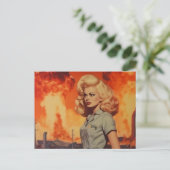 Retro blonde Frau in einer postapokalyptischen Wel Postkarte (Stehend Vorderseite)