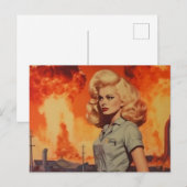 Retro blonde Frau in einer postapokalyptischen Wel Postkarte (Vorne/Hinten)