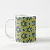 Retro Blue & Black Daisis auf grünem Blumenmuster Kaffeetasse (Links)