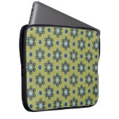 Retro Blue & Black Daisis auf grünem Blumenmuster Laptopschutzhülle (Vorne Rechts)