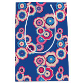 Retro Blue Floral Mittlere Geschenktüte (Vorderseite)