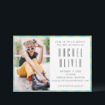 Retro Blue Green Checkerboard Bat Mitzvah Foto Einladung<br><div class="desc">Feiern Sie diesen bedeutsamen Meilenstein mit einer kühlen, modernen Bat Mitzvah Einladung, die Stil und Tradition perfekt verbindet. Dieses auffallende Design zeichnet sich durch eine trendige, vertikale Namensaufteilung aus, gepaart mit eleganter Sans-Serif-Typografie, eine pastellfarbene Schachbrettlinie in Pfefferminzgrün und Himmelblau sowie einen großen, individuell anpassbaren Foto-Bereich aus, in dem der Ehrengast...</div>