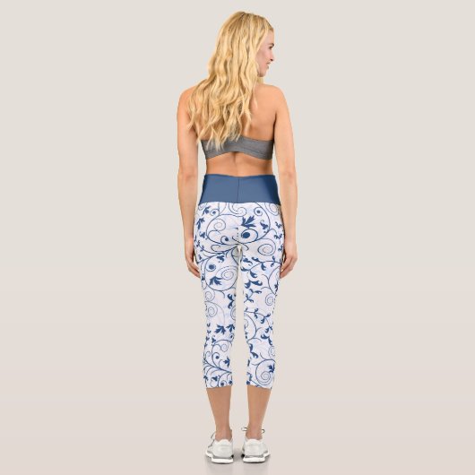 Retro Blue Leaf Swirl Muster Capri Leggings (Rückseite)