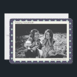 Retro Blue Mid Century Mod Pattern Hanukkah Foto Feiertagskarte<br><div class="desc">Trendy,  modern und schlicht Retro Mitte des Jahrhunderts Mod-Linien Muster in blau und weiß für Hanukkah,  personalisiert mit Ihrem Namen und Foto.</div>