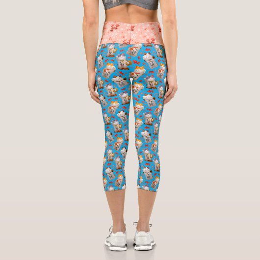 Retro Blue Pink Japanischer Fisch Lucky Cat und Ko Capri Leggings (Rückseite)
