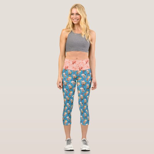 Retro Blue Pink Japanischer Fisch Lucky Cat und Ko Capri Leggings (Vorderseite)
