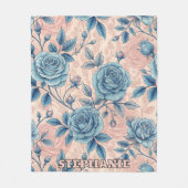 Retro Blue Rose Muster auf weichrosa Hintergrund Fleecedecke (Vorderseite)