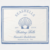 Retro Blue Seashells & Wedding Bells Bachelorette Fleecedecke (Vorderseite (Horizontal))