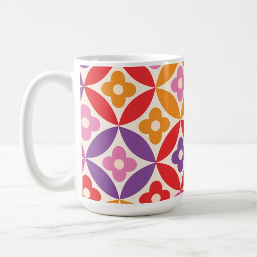 Retro-Blume auf dem Muster des Mittelzentrums Kaffeetasse (Links)