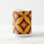Retro-Blume auf orangefarbenen Kreisen des mittler Kaffeetasse (Mittel)