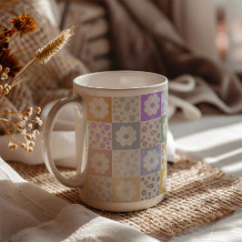 Retro-Blume überprüft Kaffeetasse
