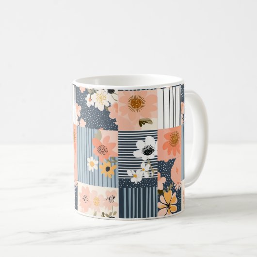 Retro-Blumen-Patchwork in Rosa und Blau Kaffeetasse (VorderseiteRechts)