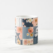 Retro-Blumen-Patchwork in Rosa und Blau Kaffeetasse (Mittel)