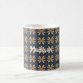 Retro-Blumenmuster in Orange und Marineblau nach M Kaffeetasse
