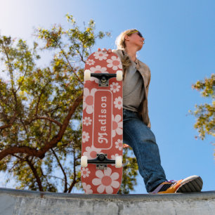 Retro-Blumenmuster mit personalisiertem Namen Skateboard