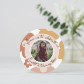 Retro Boho Daisy Birthday Girl Round Einladung (Stehend Vorderseite)