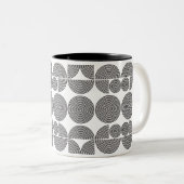 Retro-Boho Stil moderne schwarz geometrische Muste Zweifarbige Tasse (VorderseiteRechts)