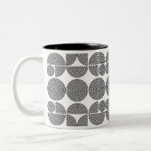 Retro-Boho Stil moderne schwarz geometrische Muste Zweifarbige Tasse (Links)