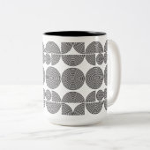 Retro-Boho Stil moderne schwarz geometrische Muste Zweifarbige Tasse (VorderseiteRechts)