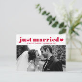 Retro Bold Typografie Red Just Married Foto Postkarte (Stehend Vorderseite)