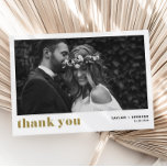 Retro Bold Typografy Gold Foto Wedding Dankeskarte<br><div class="desc">Retro Bold Typografy Gold Foto Hochzeit Danke Karte | Individuell anpassbare Foto Dankeschön-Karte mit Gold Retro fett formatierten Typografie. Diese Dankeschön-Karte ist perfekt für eine Vielzahl von Veranstaltungen wie Hochzeiten und Abschlüsse. Personalisieren Sie Ihre Lieblings-Horizontale-Fotos. Erhältlich als Flachkarte und Postkarte.</div>