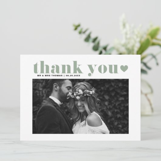 Retro Bold Typografy Sage Green Foto Wedding Dankeskarte (Stehend Vorderseite)