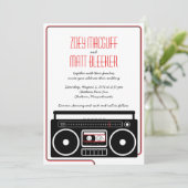 Retro Boombox Indie Mixtape Wedding (BW / Rot) Einladung (Stehend Vorderseite)